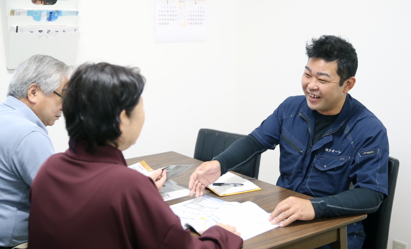 お客様と商談中の画像